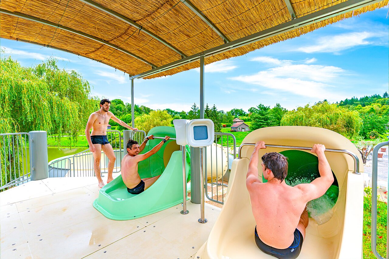Toboganes acu�ticos con hombres disfrutando en el camping CAPFUN Grand Cerf en Gimouille (58).