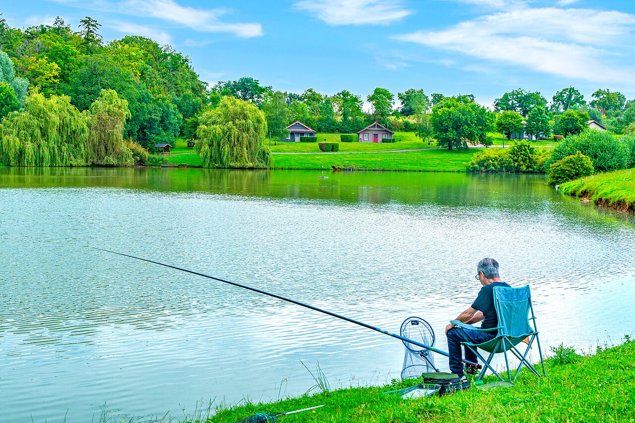 Pescador a orillas del lago, entorno natural en el camping CAPFUN Grand Cerf en Gimouille (58).