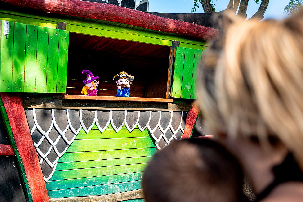 Espect�culo de marionetas con bruja y pirata en el camping CAPFUN Grand Cerf en Gimouille (58).