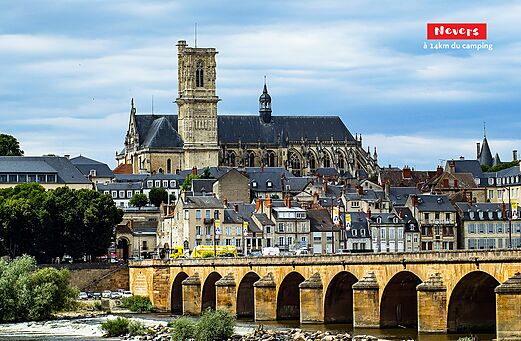 Stad Nevers met kathedraal en historische brug over de Loire.