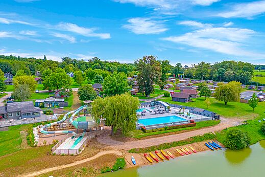Wasserrutschen und Freibad auf dem Campingplatz CAPFUN Grand Cerf in Gimouille (58).