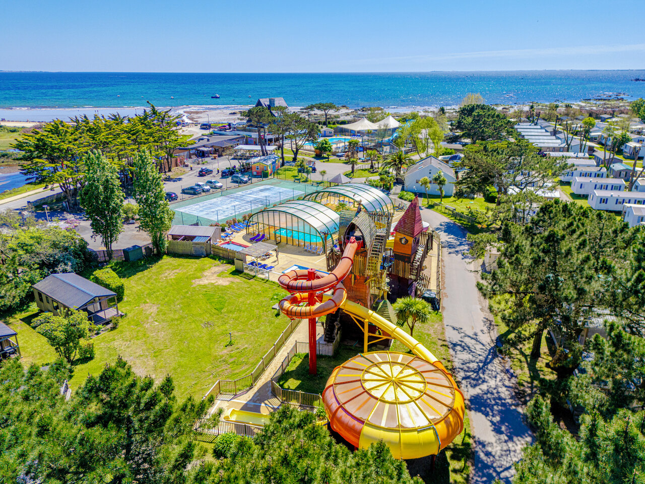 Wasserrutschen, Pools, Strand, Luftaufnahme CAPFUN Grand Large, FOUESNANT (29).