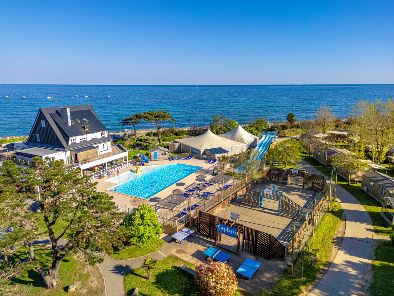 Au�enpool, Wasserrutsche und Multisportplatz auf Camping CAPFUN Grand Large in FOUESNANT (29).