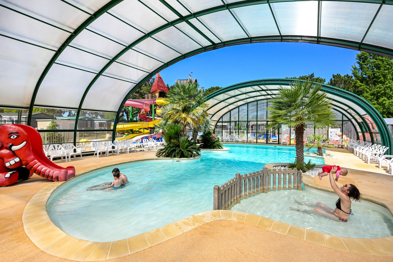 �berdachtes Schwimmbad, Rutschen und Kinderbecken CAPFUN Grand Large in FOUESNANT (29).