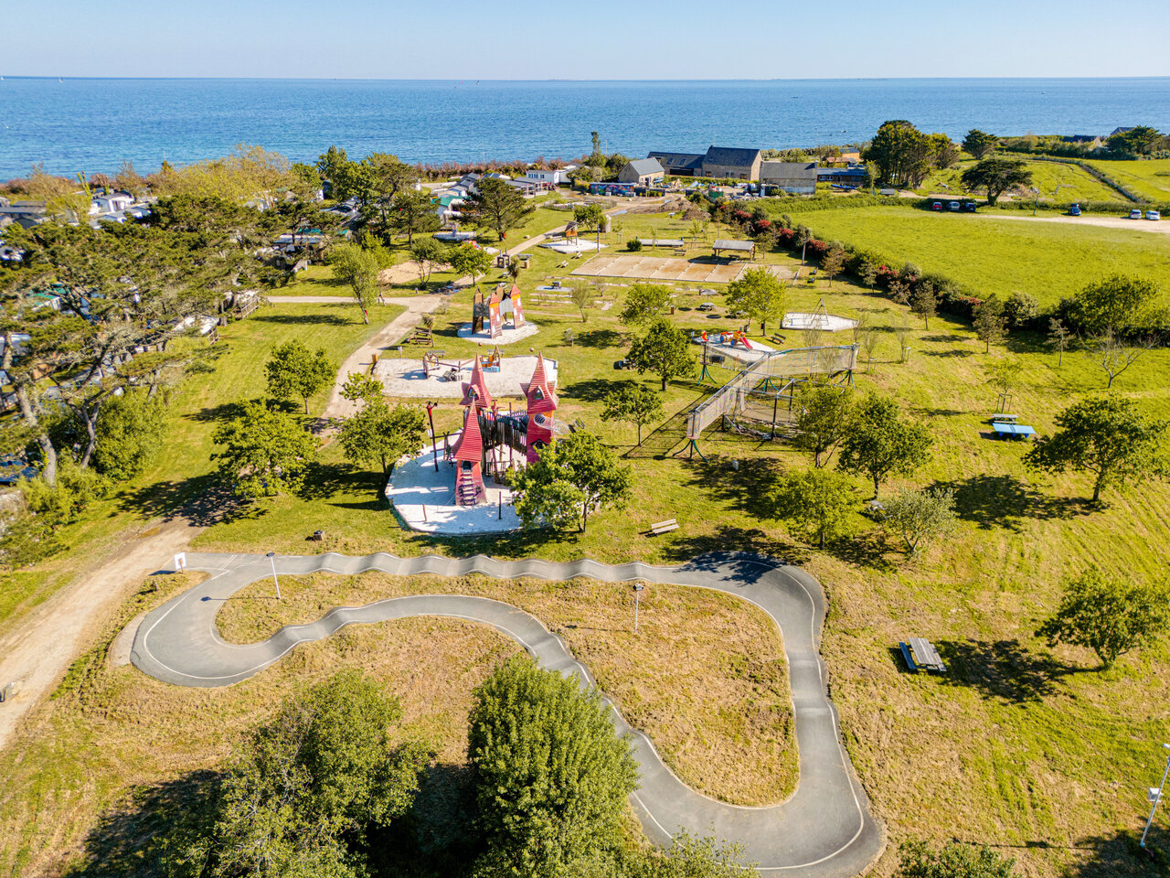 Pumptrack, Spielplatz, Multisportplatz auf Camping CAPFUN Grand Large, FOUESNANT.