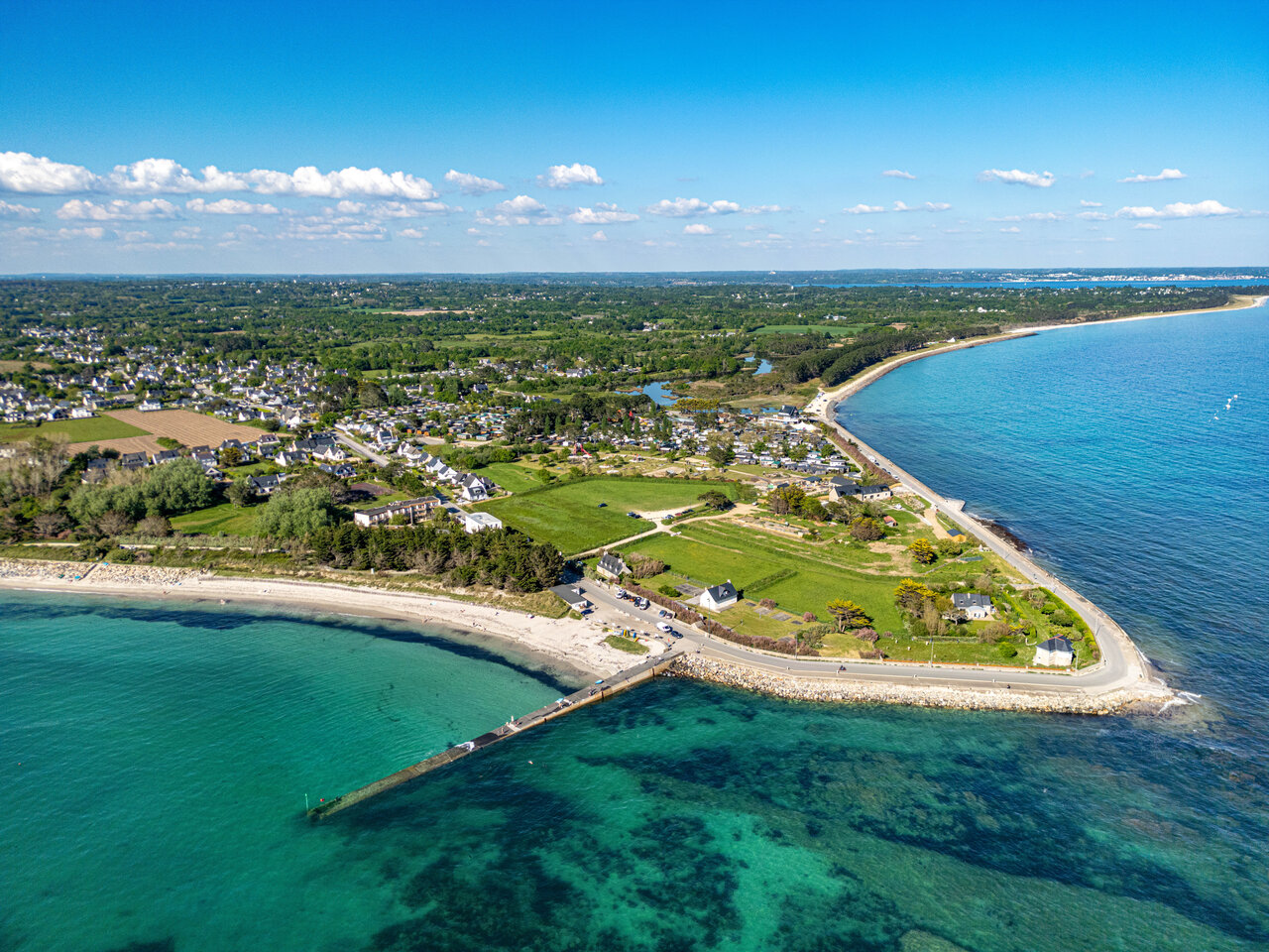 K�ste, Strand, t�rkisfarbenes Meer auf Campingplatz CAPFUN Grand Large in FOUESNANT (29).