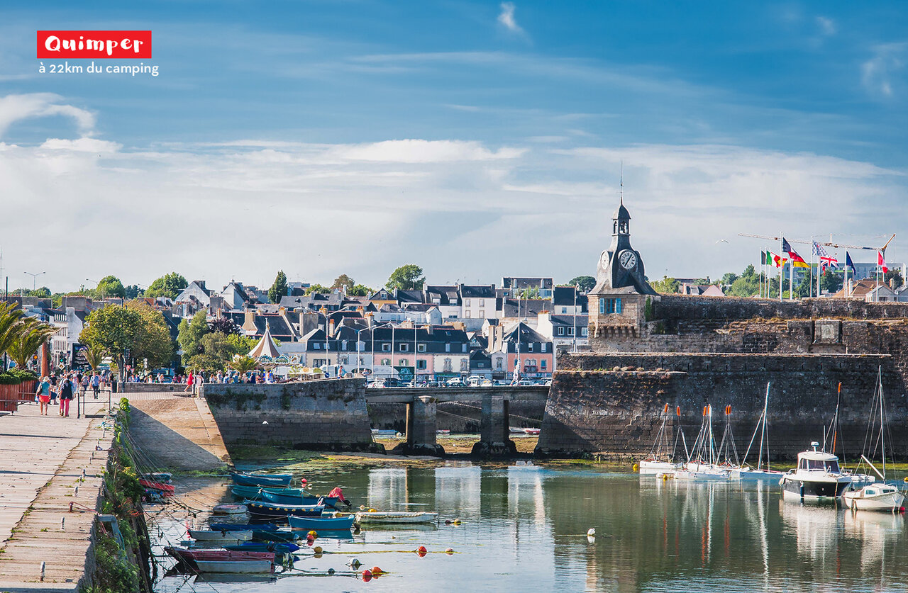 Quimper, historische Stadt in der Bretagne, Hafen, Boote und Uhrturm.