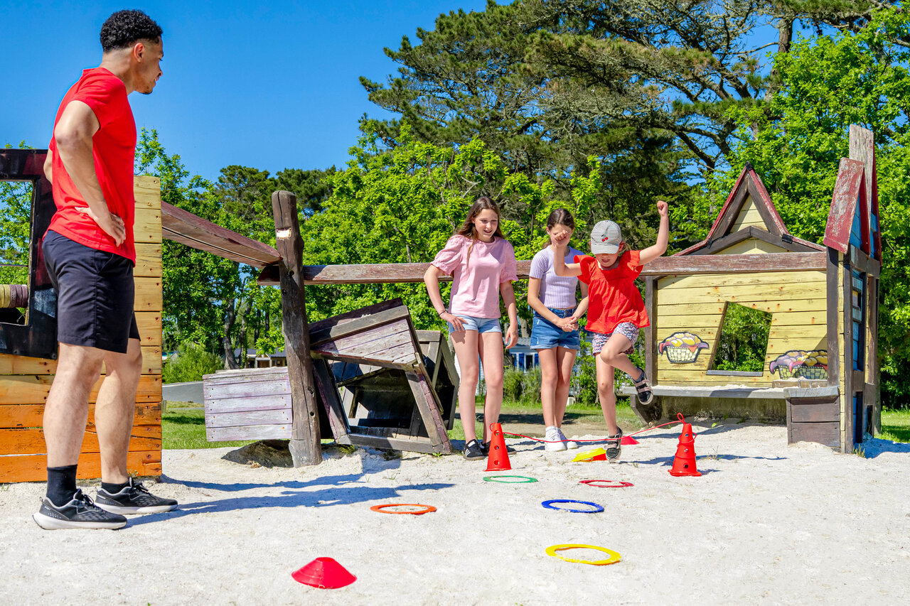 Kinder spielen spielerischen Parcours mit Animateur auf Camping CAPFUN Grand Large in FOUESNANT (29).