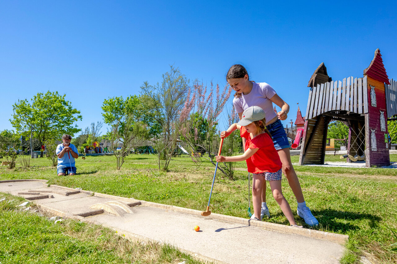 Familien-Minigolf und Spielplatz auf CAPFUN Grand Large in FOUESNANT.