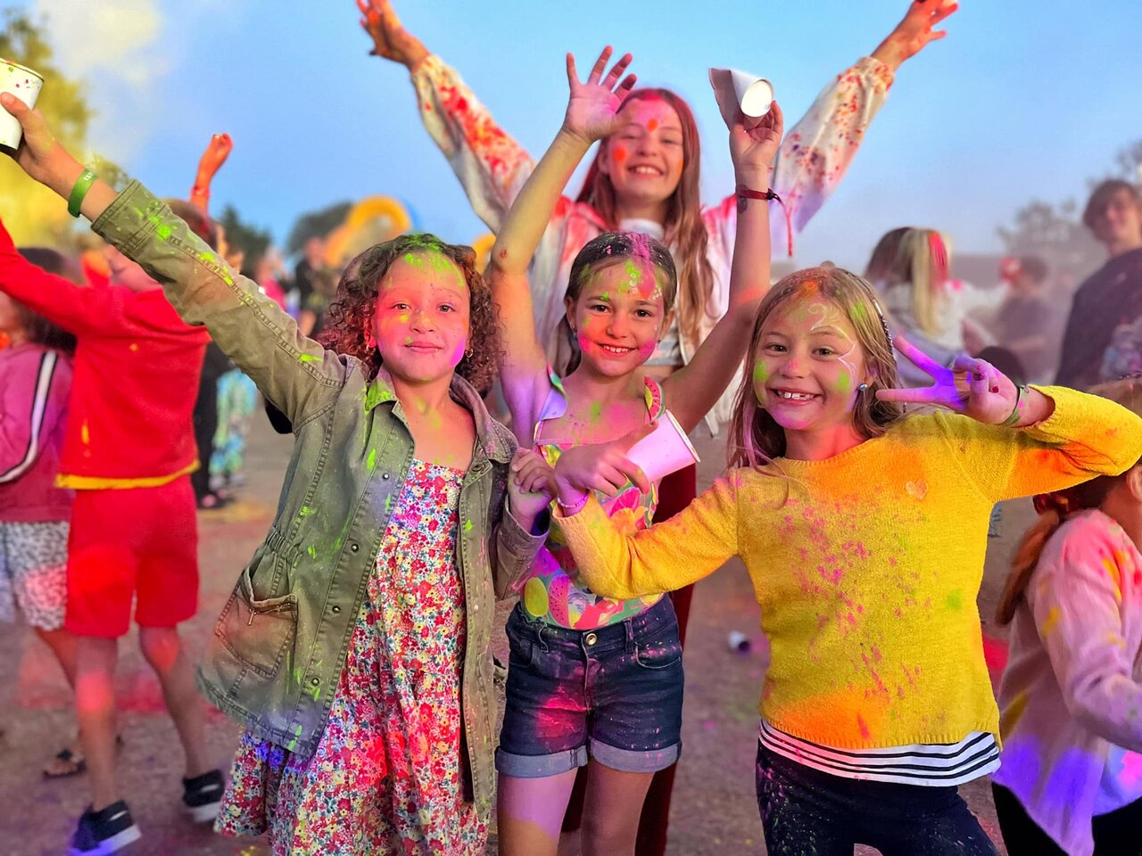 Bunte Animation lachende Kinder Campingplatz CAPFUN Grand Large FOUESNANT (29).