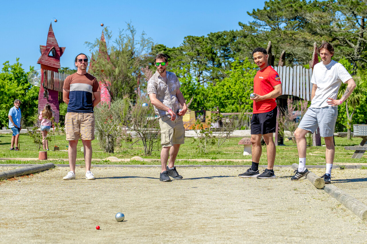 Boule-Spieler auf sonnigem Platz auf dem Campingplatz CAPFUN Grand Large in FOUESNANT (29).