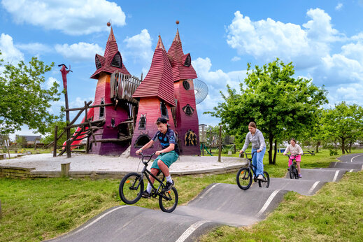 Pumptrack-Strecke und Schloss-Spielplatz auf dem Campingplatz CAPFUN Grand Large in FOUESNANT (29).