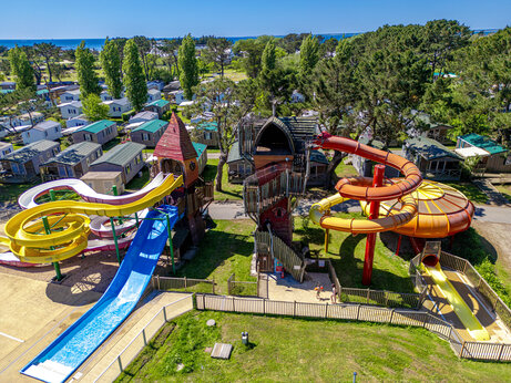 Bunte Wasserrutschen und Spielplatz auf dem Campingplatz CAPFUN Grand Large in FOUESNANT (29).