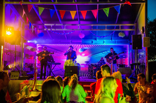 Musikkonzert einer Band auf beleuchteter Bühne auf dem Campingplatz CAPFUN Grand Large in FOUESNANT (29).