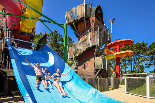 Riesige Wasserrutsche, Familie im Camping CAPFUN Grand Large in FOUESNANT (29).