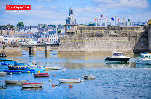 Befestigte Stadt Concarneau, Yachthafen und historische Stadtmauern in der Bretagne.