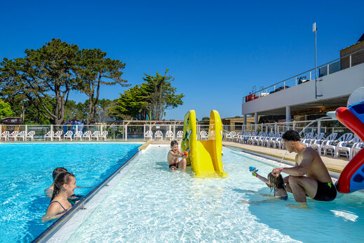 Außenpool, Rutsche und Wasserspiele auf dem Campingplatz CAPFUN Grand Large.