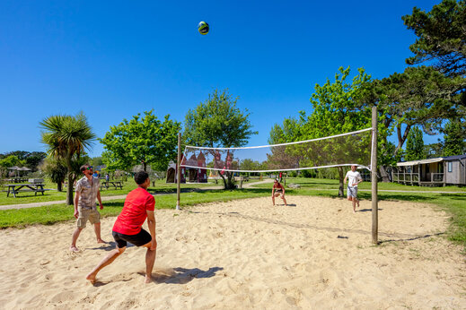 Beachvolleyballspiel auf dem Sandplatz auf dem Campingplatz CAPFUN Grand Large in FOUESNANT.