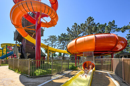Riesenwasserrutsche und Wasserspielplatz auf dem Campingplatz CAPFUN Grand Large in FOUESNANT (29).