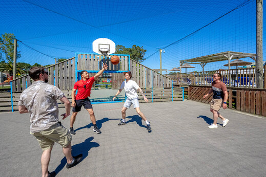 Outdoor-Basketballplatz auf dem Campingplatz CAPFUN Grand Large in FOUESNANT (29).
