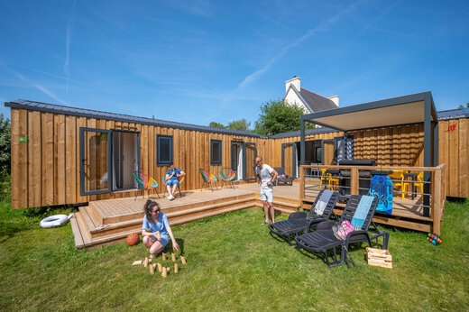 Mobilheime, Terrasse, Spiele auf dem Campingplatz CAPFUN Grand Large in FOUESNANT (29).
