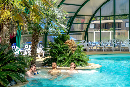 Whirlpool und Hallenbad mit Palmen auf dem Campingplatz CAPFUN Grand Large in FOUESNANT.