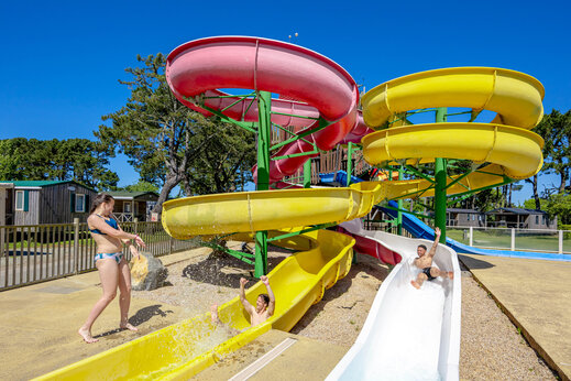 Bunte Wasserrutschen und Wasserspiele auf dem Campingplatz CAPFUN Grand Large in FOUESNANT (29).