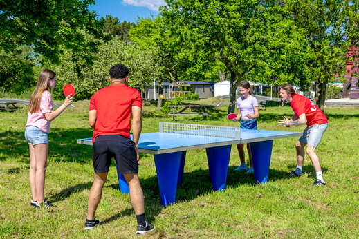Outdoor-Tischtennisplatte und Jugendliche spielen auf dem Campingplatz CAPFUN Grand Large in FOUESNANT (29).