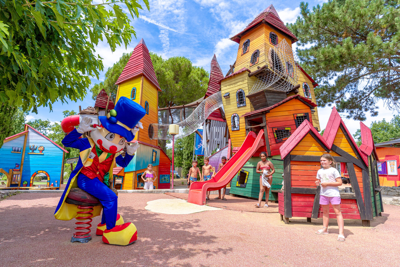 Aire de jeux g�ante, toboggans et mascotte au camping CAPFUN Grand Lierne � CHATEAUDOUBLE (26).