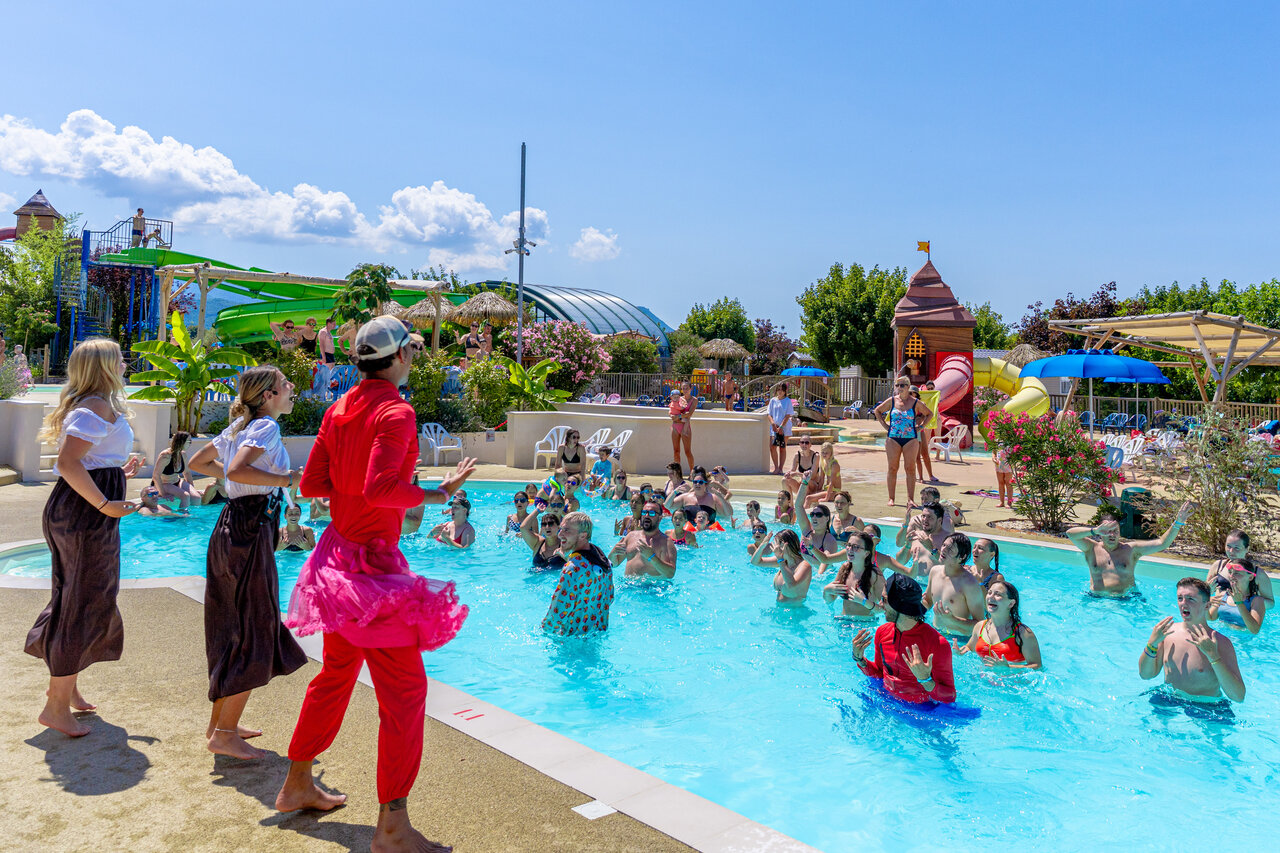 Animation aquatique et toboggans � la piscine du camping CAPFUN Grand Lierne � CHATEAUDOUBLE.