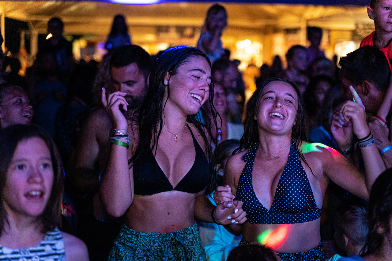 Animation festive jeunes adultes souriants au camping CAPFUN Grand Lierne � CHATEAUDOUBLE (26).