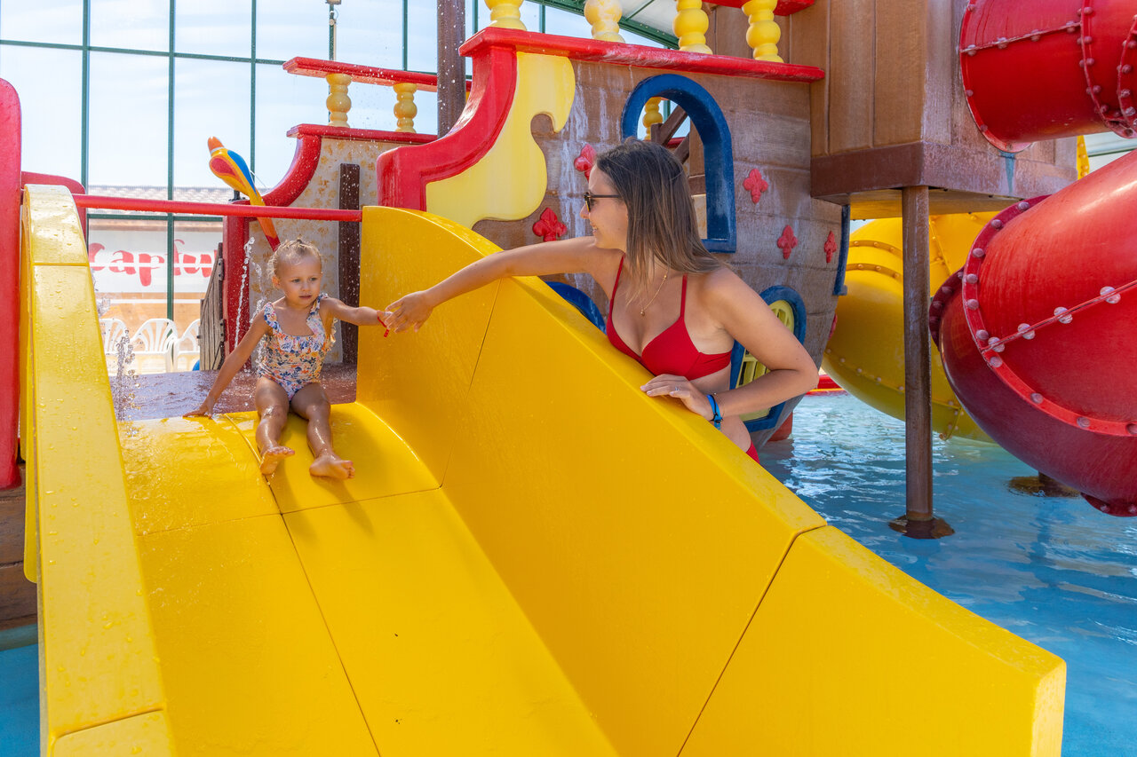 Toboggan et enfant au camping CAPFUN Grand Lierne � CHATEAUDOUBLE (26).