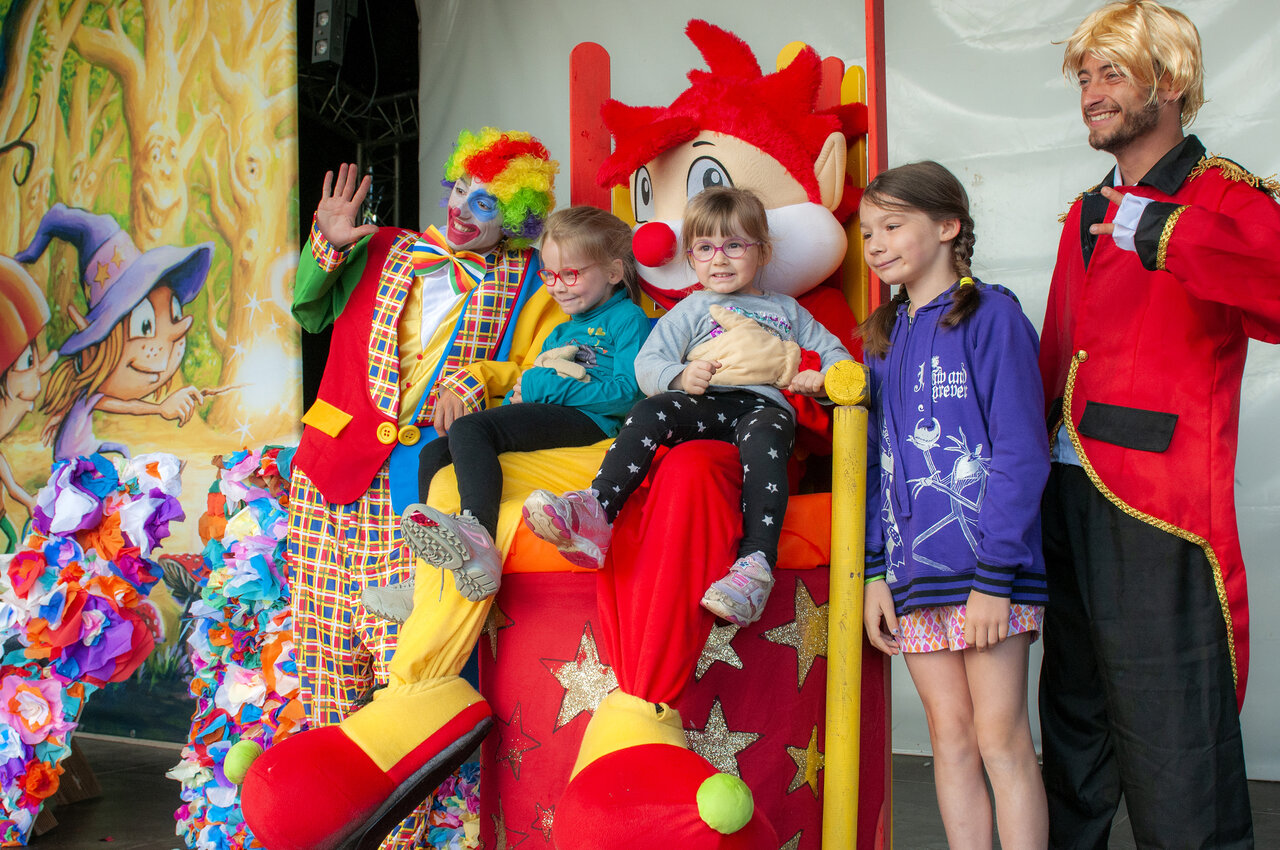 Clown, mascotte et enfants lors d'une animation au camping CAPFUN Grand Lierne � CHATEAUDOUBLE (26).