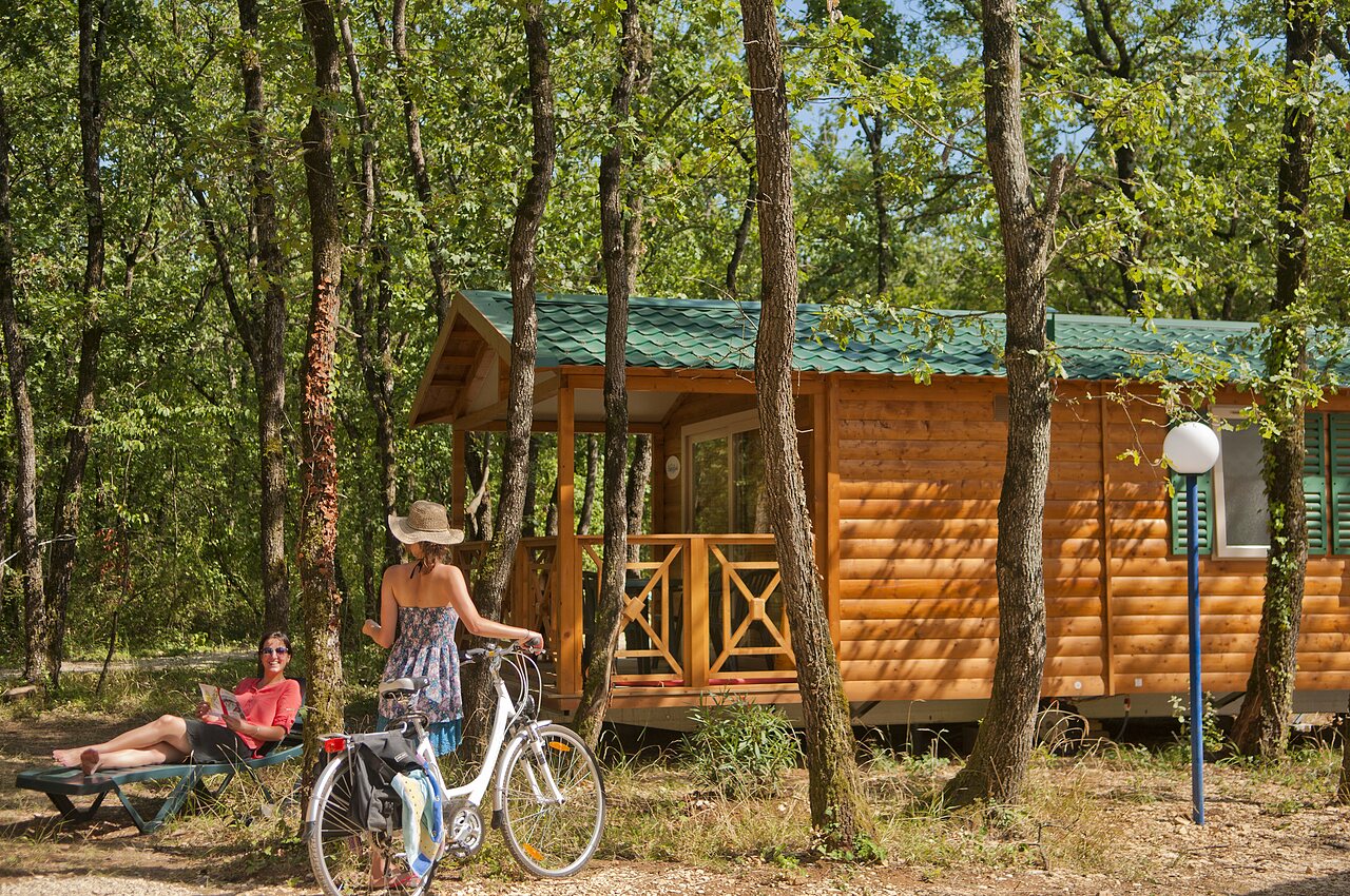 Mobilheim, Urlauber und Fahrrad auf dem Campingplatz CAPFUN Grand Lierne in CHATEAUDOUBLE (26).