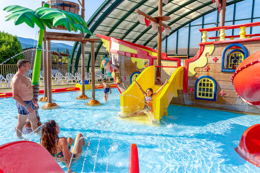Überdachter Wasserpark mit Piratenschiff, Rutschen und Wasserspielen auf dem Campingplatz CAPFUN Grand Lierne in CHATEAUDOUBLE (26).