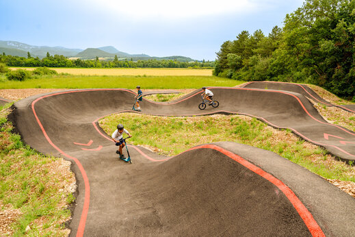 Pumptrack-Strecke für Fahrräder und Roller auf dem Campingplatz CAPFUN Grand Lierne in CHATEAUDOUBLE (26).