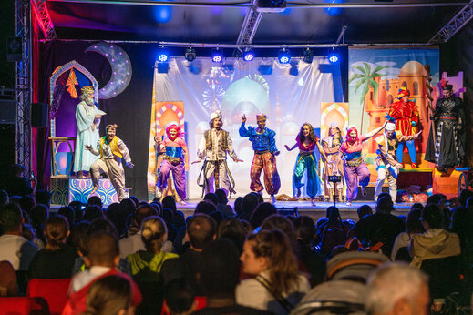 Animationsshow auf der Bühne mit kostümierten Darstellern auf dem Campingplatz CAPFUN Grand Lierne in CHATEAUDOUBLE (26).
