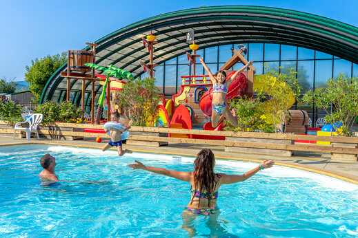 Outdoor swimming pool with water games at CAPFUN Grand Lierne campsite in CHATEAUDOUBLE (26).