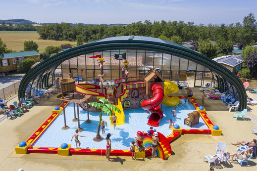 Überdachtes Erlebnisbad, Piratenschiff, Rutschen bei CAPFUN Grand Lierne CHATEAUDOUBLE (26).
