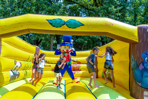 Hüpfburg mit Kindern und Maskottchen auf Campingplatz CAPFUN Grand Lierne CHATEAUDOUBLE (26).