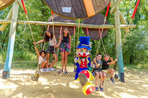 Schaukel, Kinder, Maskottchen auf dem Campingplatz CAPFUN Grand Lierne in CHATEAUDOUBLE (26).