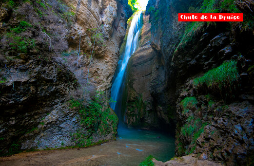 Chute de la Druise, beeindruckender natürlicher Wasserfall nahe Chateaudouble zu besuchen.