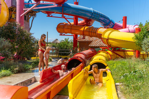 Bunte Wasserrutschen für Familien auf dem Campingplatz CAPFUN Grand Lierne in CHATEAUDOUBLE (26).