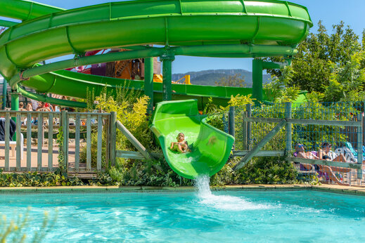 Grüne Rutsche, Kind und Pool auf dem Campingplatz CAPFUN Grand Lierne in CHATEAUDOUBLE (26).