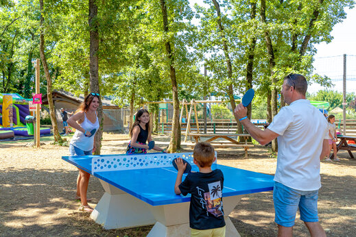 Familien-Tischtennis auf Campingplatz CAPFUN Grand Lierne in CHATEAUDOUBLE.
