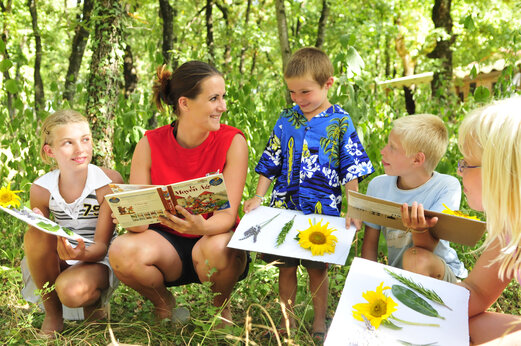 Naturanimation für Kinder mit Blumen und Blättern auf dem Campingplatz CAPFUN Grand Lierne.