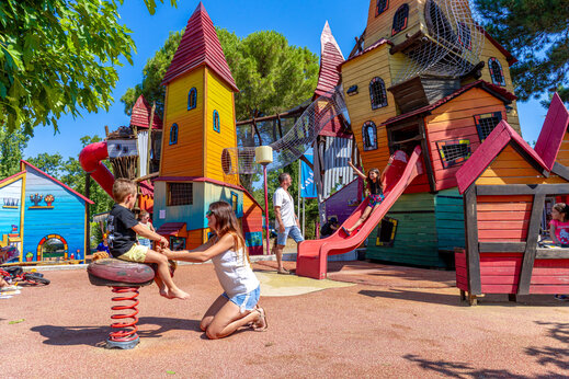 Großer bunter Spielplatz mit Rutschen und Kindern auf dem Campingplatz CAPFUN Grand Lierne in CHATEAUDOUBLE (26).