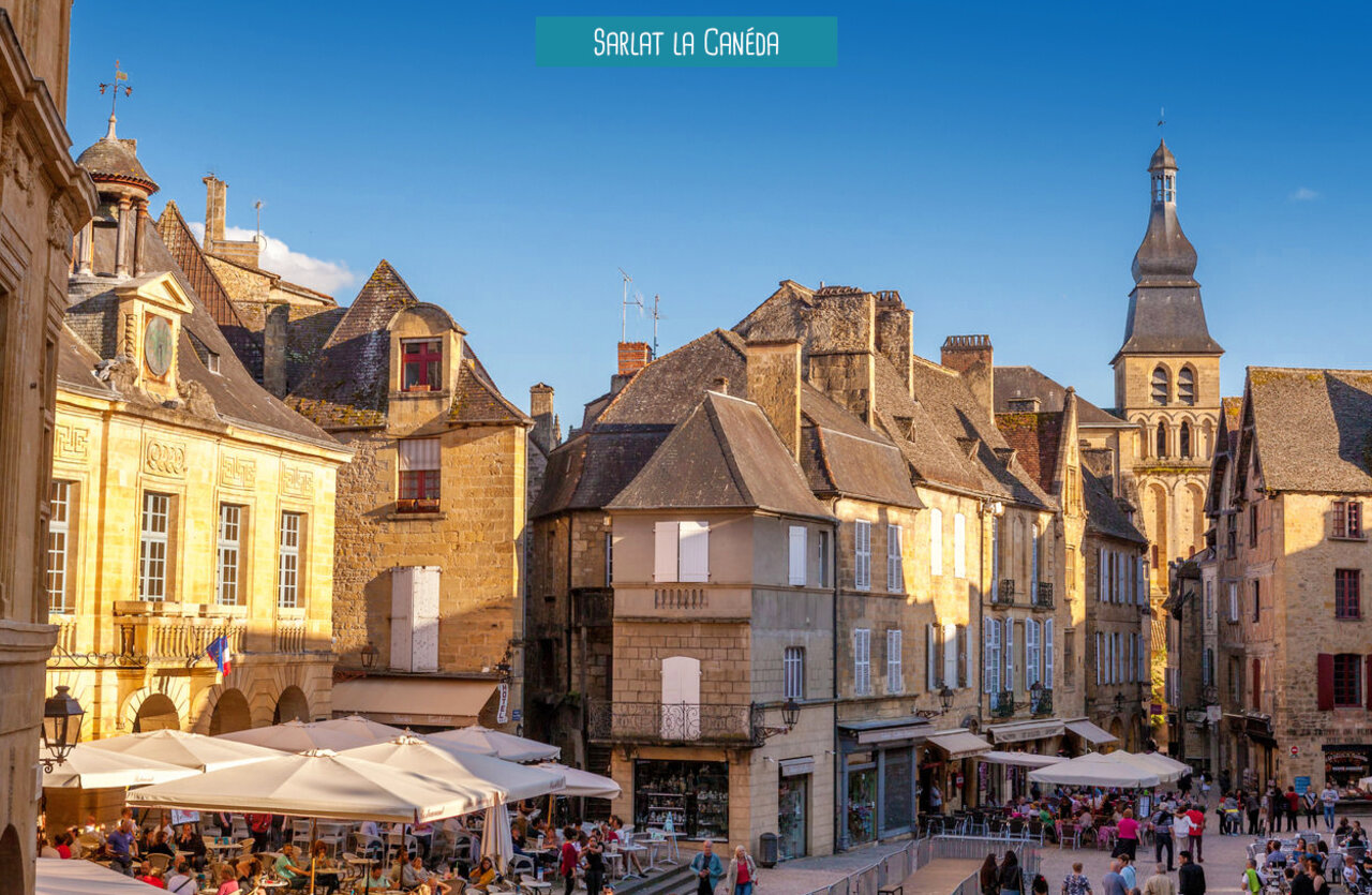 Lively historic square in Sarlat-la-Can�da, Dordogne, with cafe terraces.
