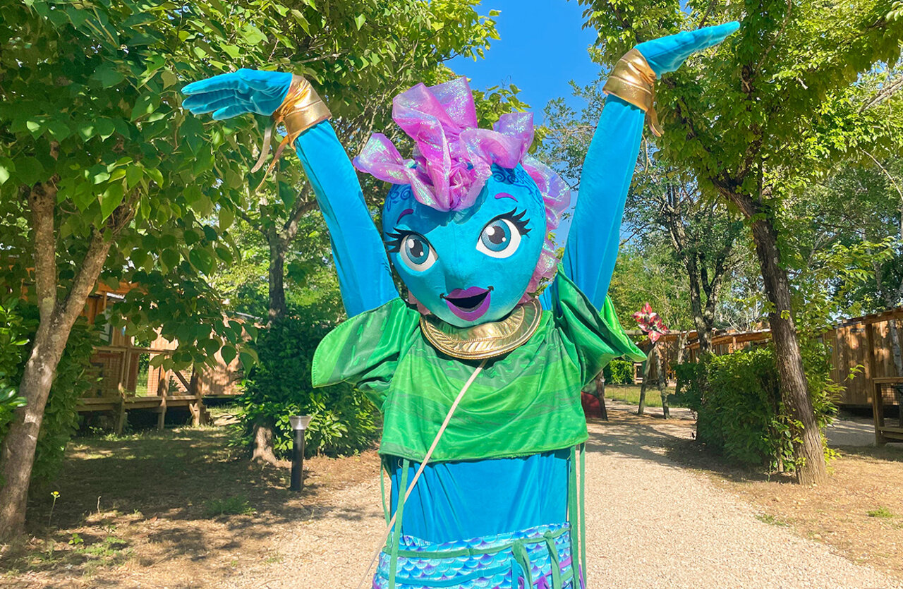Smiling blue and green mascot for entertainment at VAGUES OCEANES Granges campsite (24).