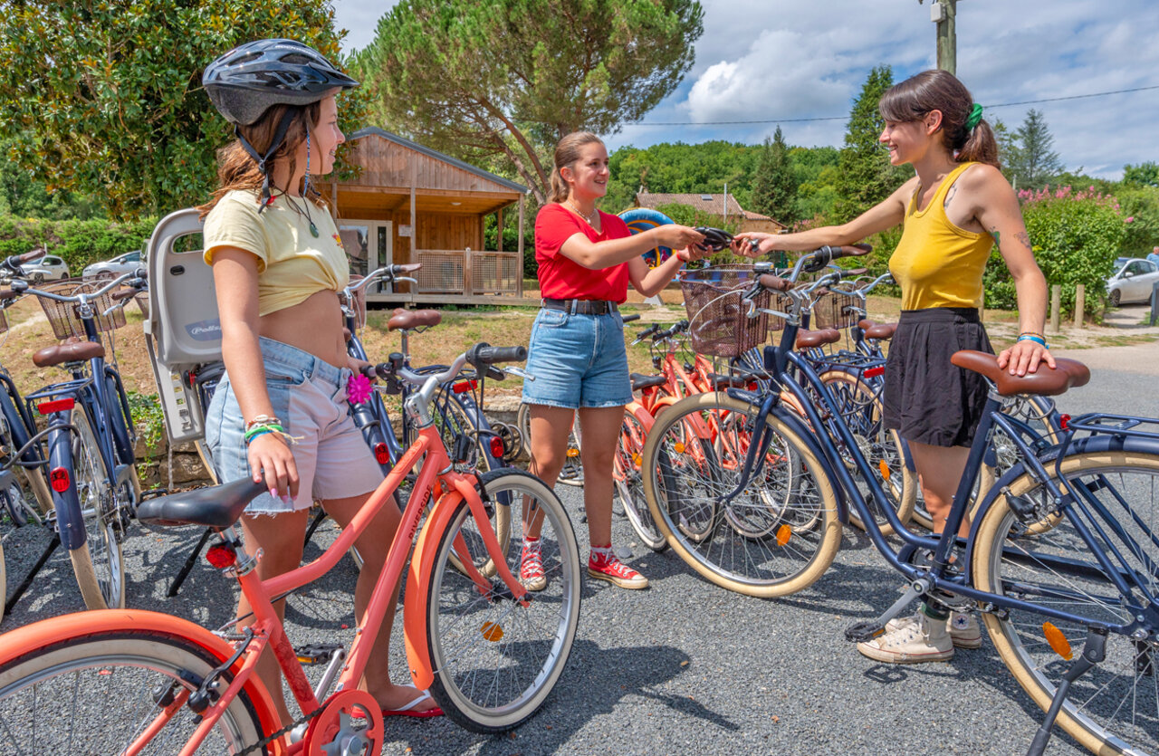 Bicycle and helmet rental for rides at VAGUES OCEANES Granges campsite in GROLEJAC (24).